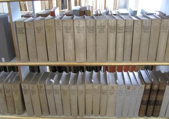 La collection des Acta Sanctorum à la bibliothèque HAAB à Weimar en Allemagne. Wikimedia Commons