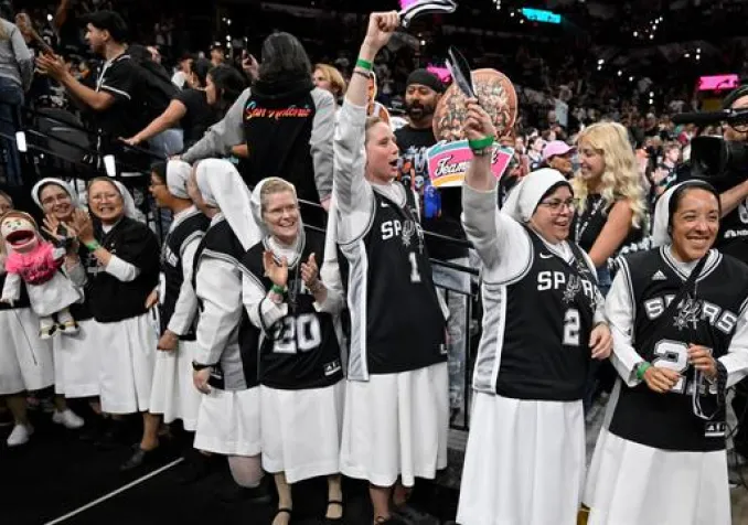 Des nonnes sont devenues des mascottes des Spurs de San Antonio. KEYSTONE - DARREN ABATE