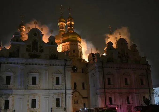 Le toit de la cathédrale de la Dormition de la Laure de Kyivo-Pechersk est en feu lors de l'attaque russe nocturne sur Kiev, Ukraine, le lundi 15 juin 2026. KEYSTONE - DANYLO ANTONIUK