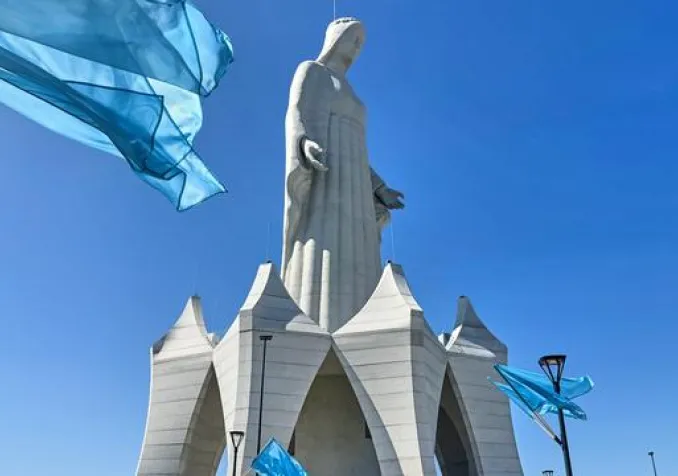 Des drapeaux flottent au vent devant une immense statue de la Vierge Marie, considérée comme la plus haute d'Europe, lors de son inauguration dans le village de Konotopie, en Pologne, le samedi 15 août 2026. Copyright 2026 The Associated Press. All rights reserved - CLAUDIA CIOBANU