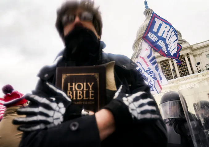 Lors de la tentative d’insurrection au Capitole, ce mercredi 6 janvier à Washington, de nombreuses pancartes aux références chrétiennes ont été brandies par les manifestants pro-Trump. RNS / AP