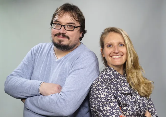 Joël Burri, rédacteur en chef du journal «Réformés» et Camille Andres, journaliste et cheffe de projet. © Max Idje