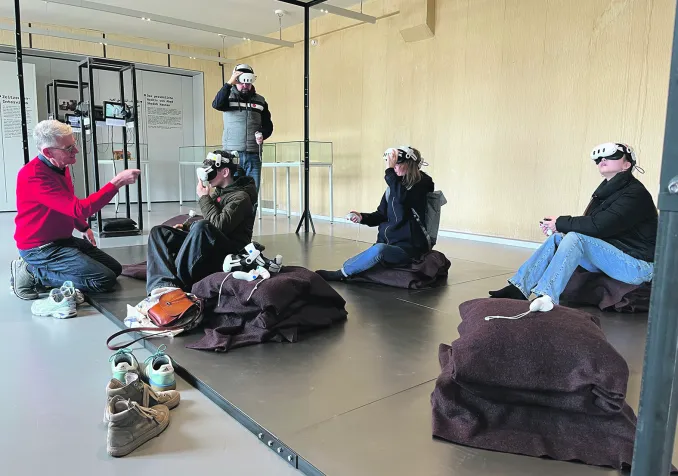 L'exposition mêle réalité virtuelle et objets de détenus, dont une maison miniature construite avec des résidus denourriture par un prisonnier. ©Amira Souilem