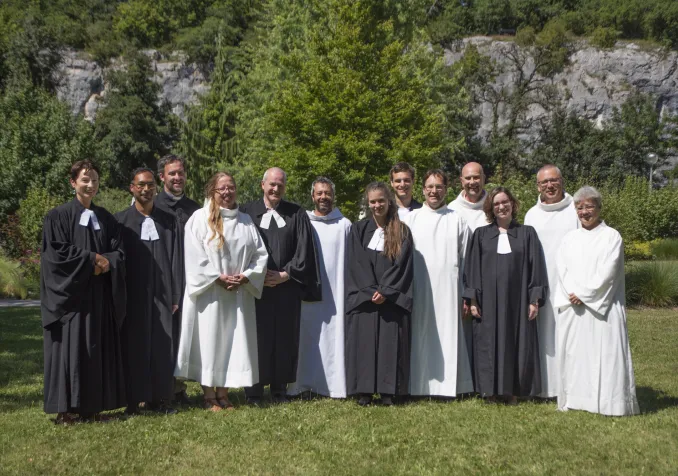 Les onze nouveaux ministres de l’EERV entourés des officiants du culte de consécration. ©EERV/Gérard Jaton