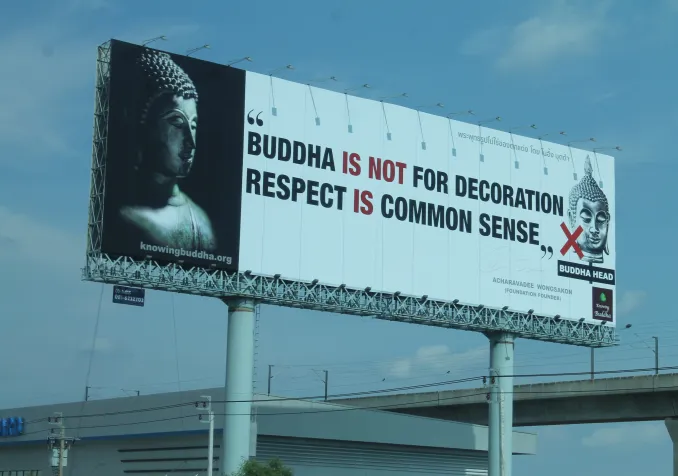 Panneau autoroutier à Bangkok en 2016 invitant au respect du Bouddha réalisé par knowingbouddha.org Panneau autoroutier Bangkok Respect Bouddha Photo Gilles Bourquin 2016