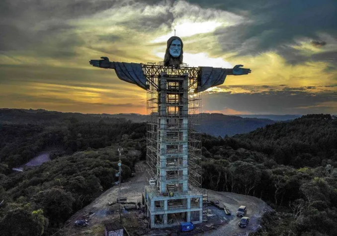 La statue du Christ protecteur en construction dans la petite ville Encantado au sud du Brésil. Photo Silvio Avila AFP. Statue du Christ protecteur à Encantado au Brésil