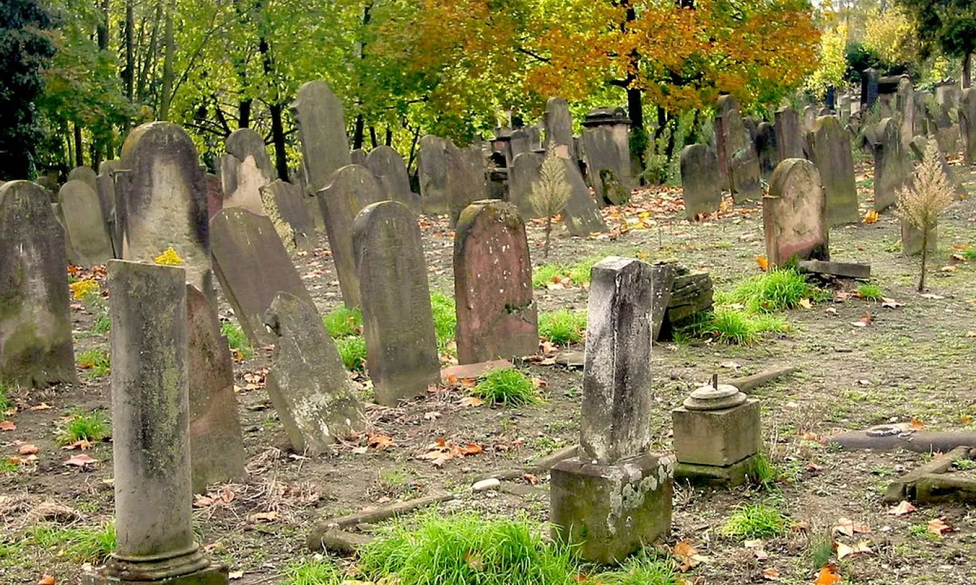 Cimetière juif de Koenigshoffen, Strasbourg ©Micharthur 007, CC BY-SA 3.0 Wikimedia Commons
