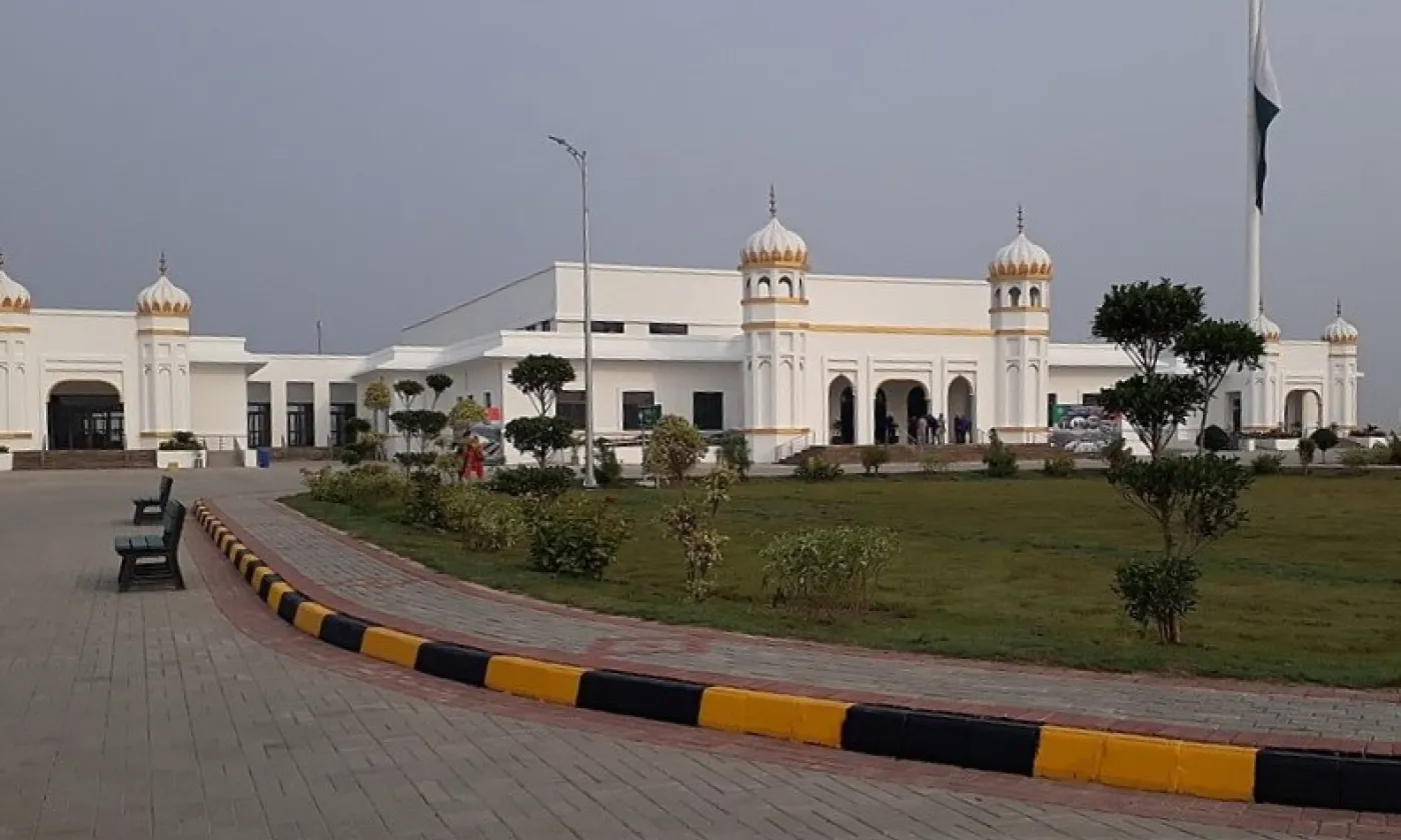 Le terminal d'immigration du Corridor de Kartarpour, côté pakistanais ©Guglani, CC BY-SA 4.0 Wikimedia Commons