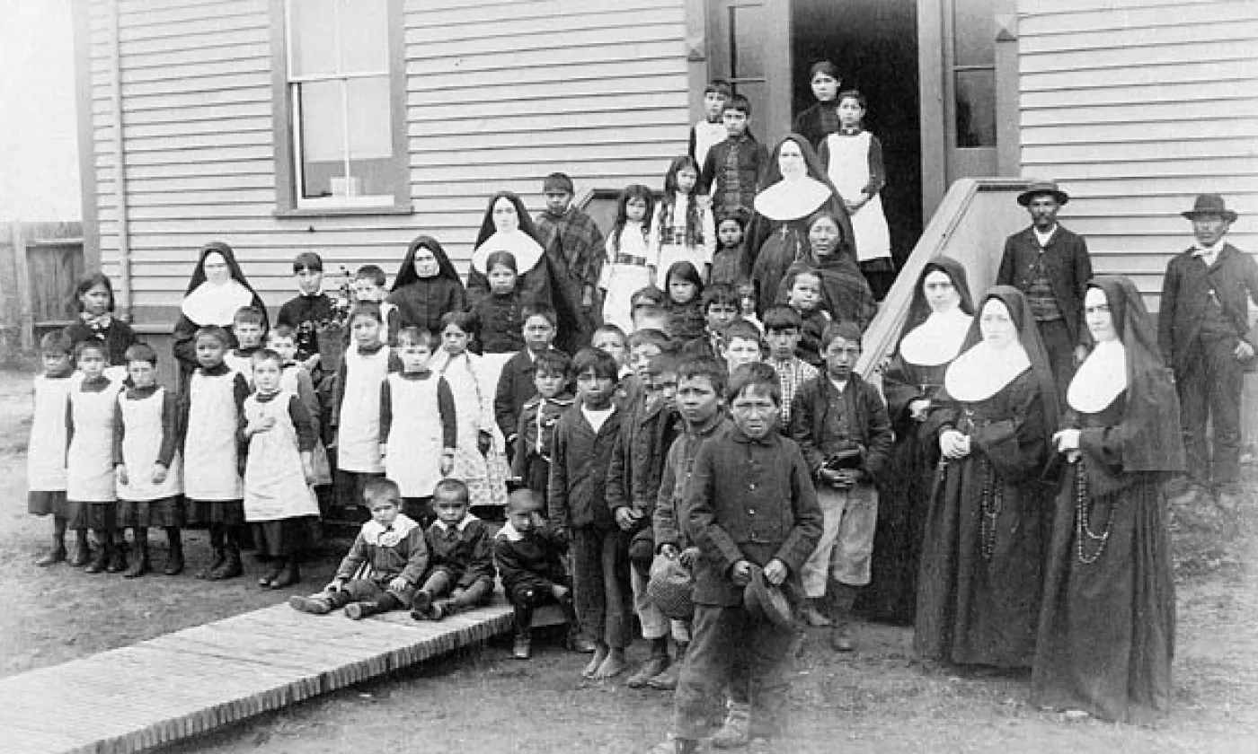 Groupe de religieuses avec des élèves autochtones, Port Harrison (Québec), vers 1890 ©Flickr / H. J. Woodside. Bibliothèque et Archives Canada, PA-123707