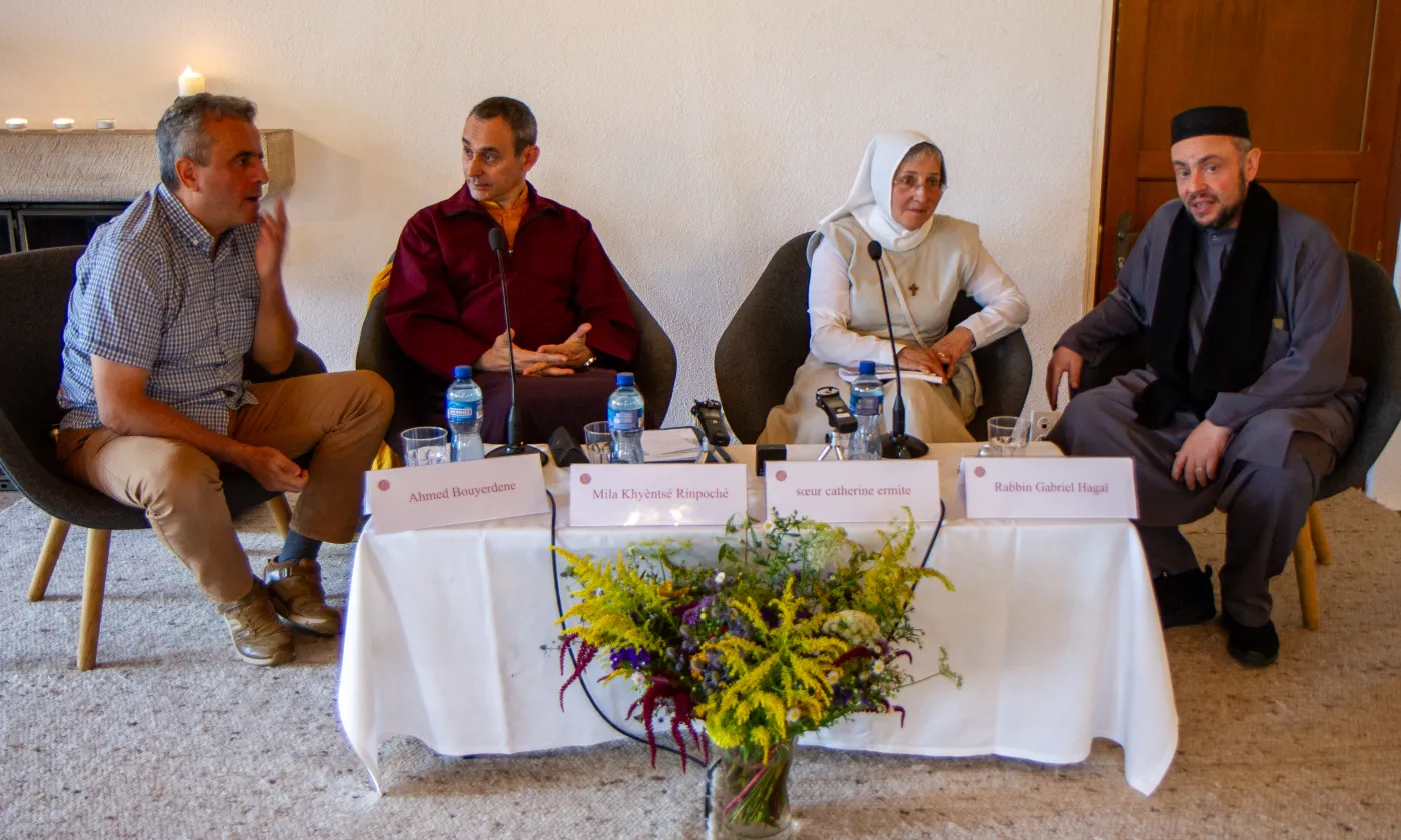 Journées hors du temps de Crêt Bérard (VD), avec le rabbin Gabriel Hagaï, le pratiquant soufi Ahmed Bouyerdene, l’enseignant bouddhiste Mila Khyentsé et l’ermite catholique soeur Catherine. ©Yves Butzberger