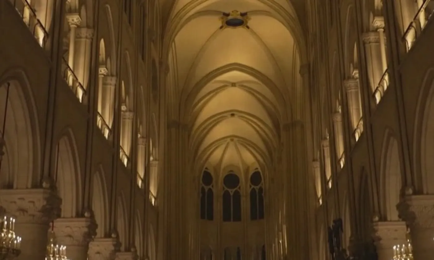Notre-Dame de Paris dévoile sa lumière intérieure qui s'adapte aux circonstances
