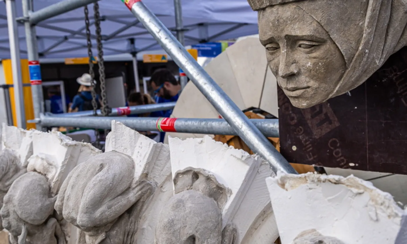 Des modèles de sculptures en pierre exposés sur le site de reconstruction de la Cathédrale Notre-Dame lors de l'évènement annuel des Journées du Patrimoine à Paris, le 16 septembre 2023. KEYSTONE - CHRISTOPHE PETIT TESSON