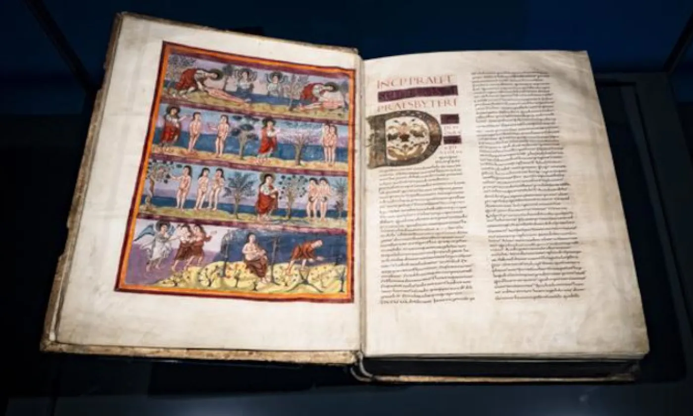 La Bible de Moutier-Grandval présentée au Musée jurassien d'art et d'histoire le jeudi 6 mars 2025 à Delémont. KEYSTONE - JEAN-CHRISTOPHE BOTT