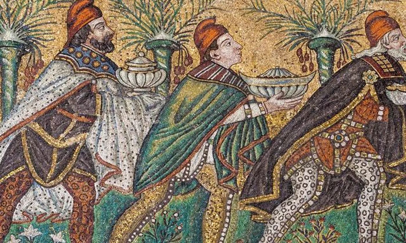 Mosaïque représentant les Rois Mages à la la basilique Saint-Appolinaire-le-Neuf à Ravenne en Italie. Wikimédia - Ruge