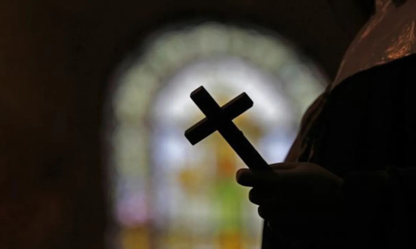 La silhouette d'un crucifix et un vitrail à l'intérieur d'une église catholique de la Nouvelle-Orléans. (image d'illustration) AP Photo/Keystone - Gerald Herbert