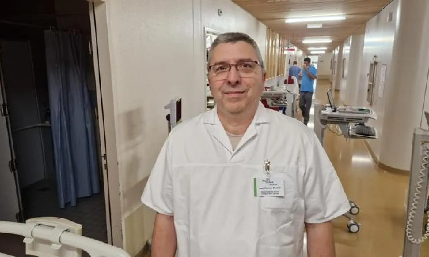 Jean-Charles Mouttet, responsable de lʹaumônerie de lʹHôpital du Jura, dans un couloir de lʹhôpital copyright Matthias Wirz, RTSreligion