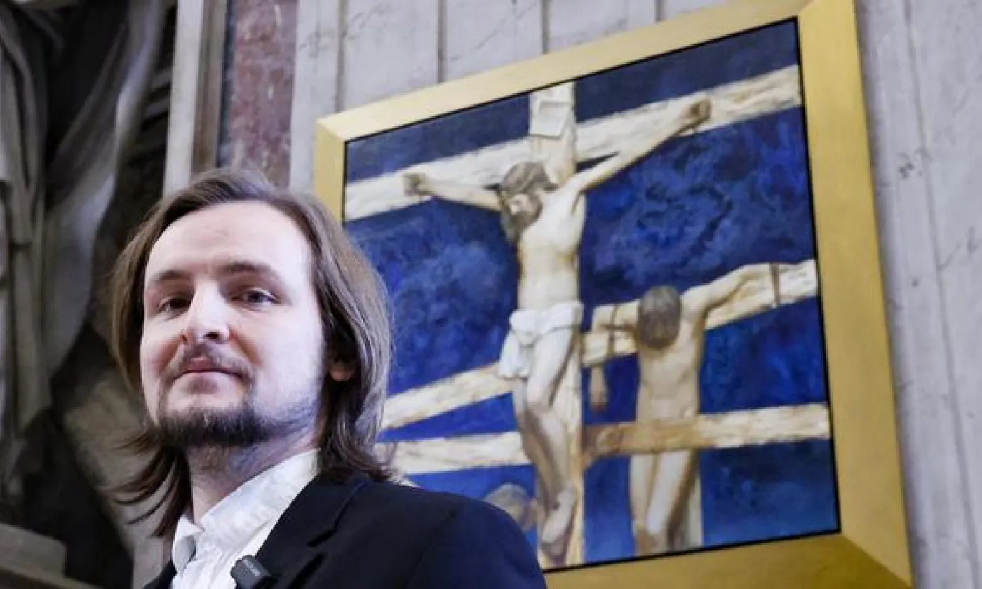 L'artiste suisse Manuel Andreas Dürr pose devant l'une de ses peintures du Chemin de Croix au Vatican. KEYSTONE - FABIO FRUSTACI