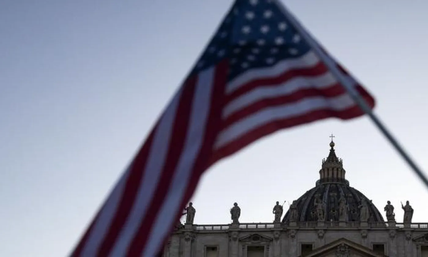 Le drapeau américain flotte au Vatican après l'élection de Léon XIV. KEYSTONE - ANGELO CARCONI