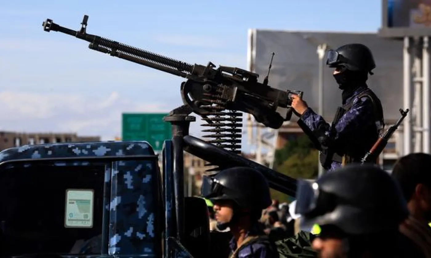 Un soldat houthi monte la garde sur un pick-up lors d'un rassemblement en solidarité avec l'Iran à Sanaa, au Yémen, le 27 mars 2026. KEYSTONE - YAHYA ARHAB