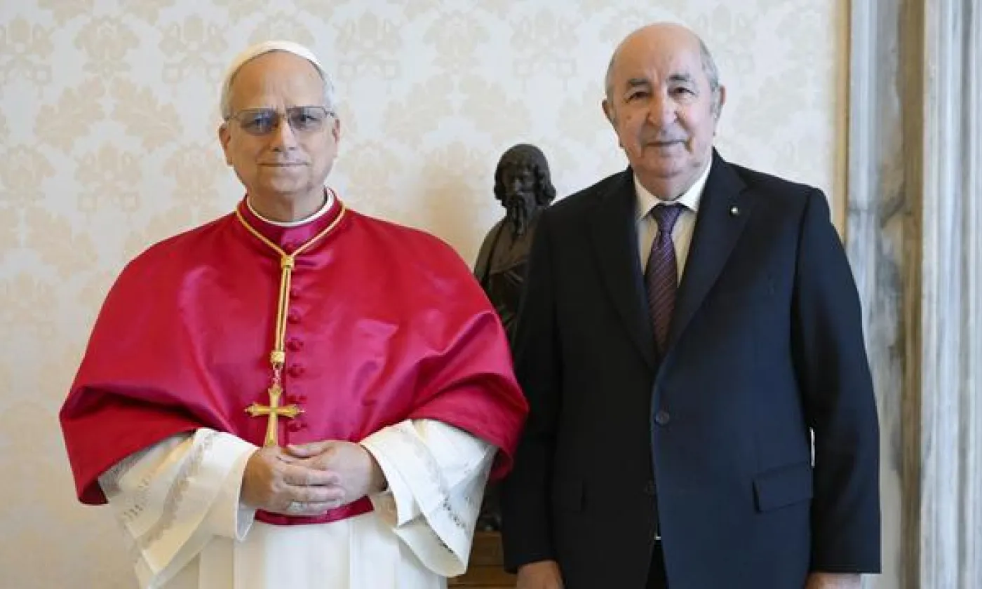 Le pape Léon XIV (G) reçoit le président algérien Abdelmadjid Tebboune (D) au Vatican, le 24 juillet 2025. KEYSTONE - VATICAN MEDIA HANDOUT