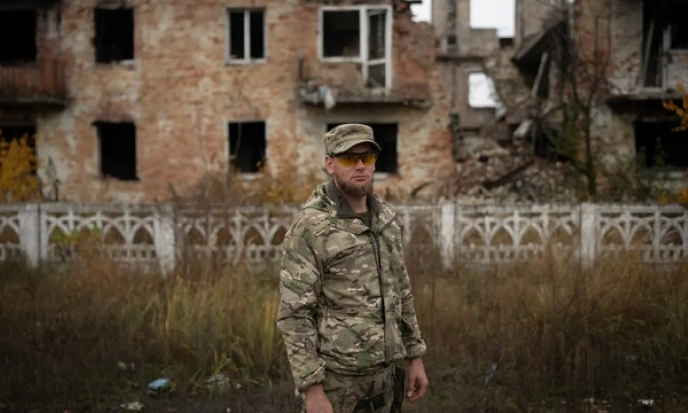 Oleksii Yukov, collecteur de corps ukrainien, pose pour un portrait dans la région de Sloviansk en Ukraine, le 24 octobre 2023. Copyright 2023 The Associated Press. All rights reserved - BRAM JANSSEN
