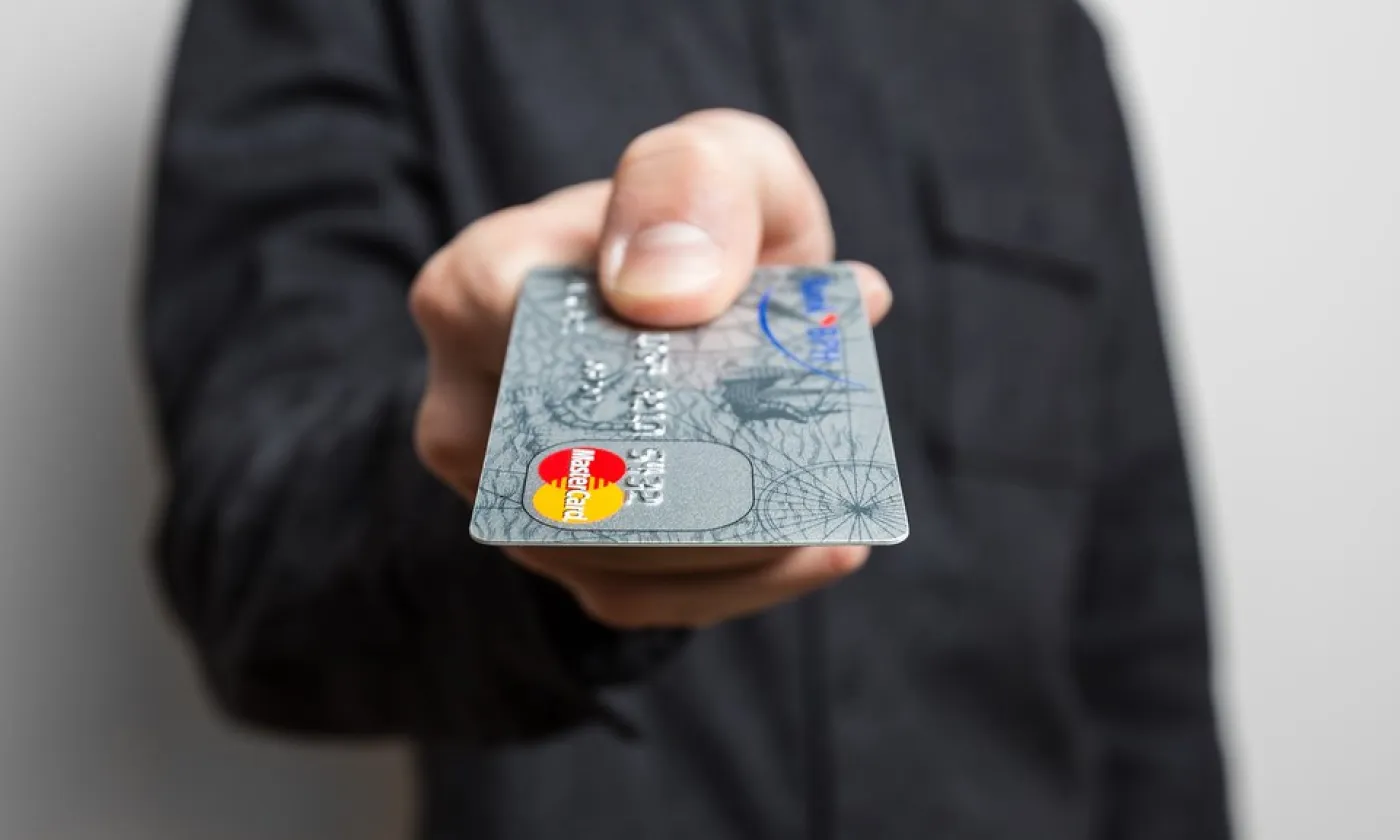 Même pour de petits montants le recours au payement en espèce n’est plus automatique. Un défi pour les Églises? CC(by) CafeCredit.com