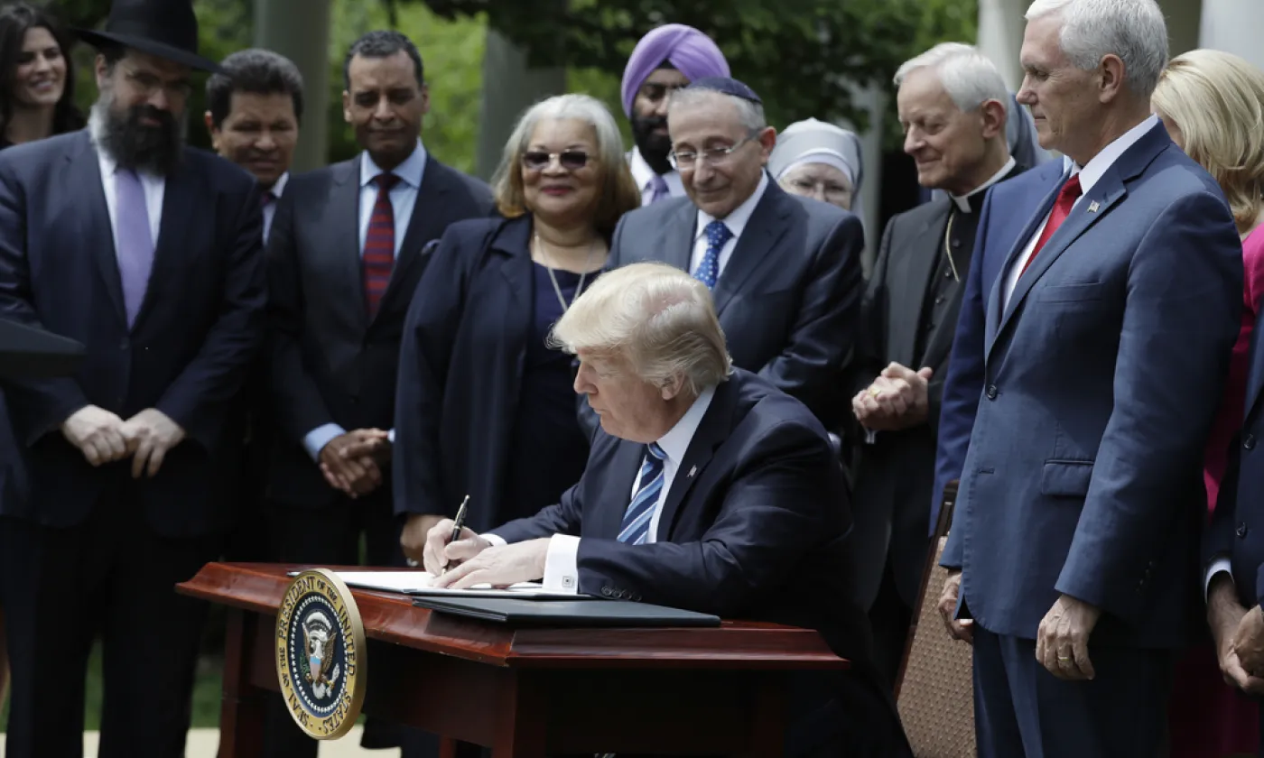 Signature du décret demandant à l'IRS de ne pas tenir compte de l'amendement Johnson, mai 2017 © Keystone / AP / Evan Vucci