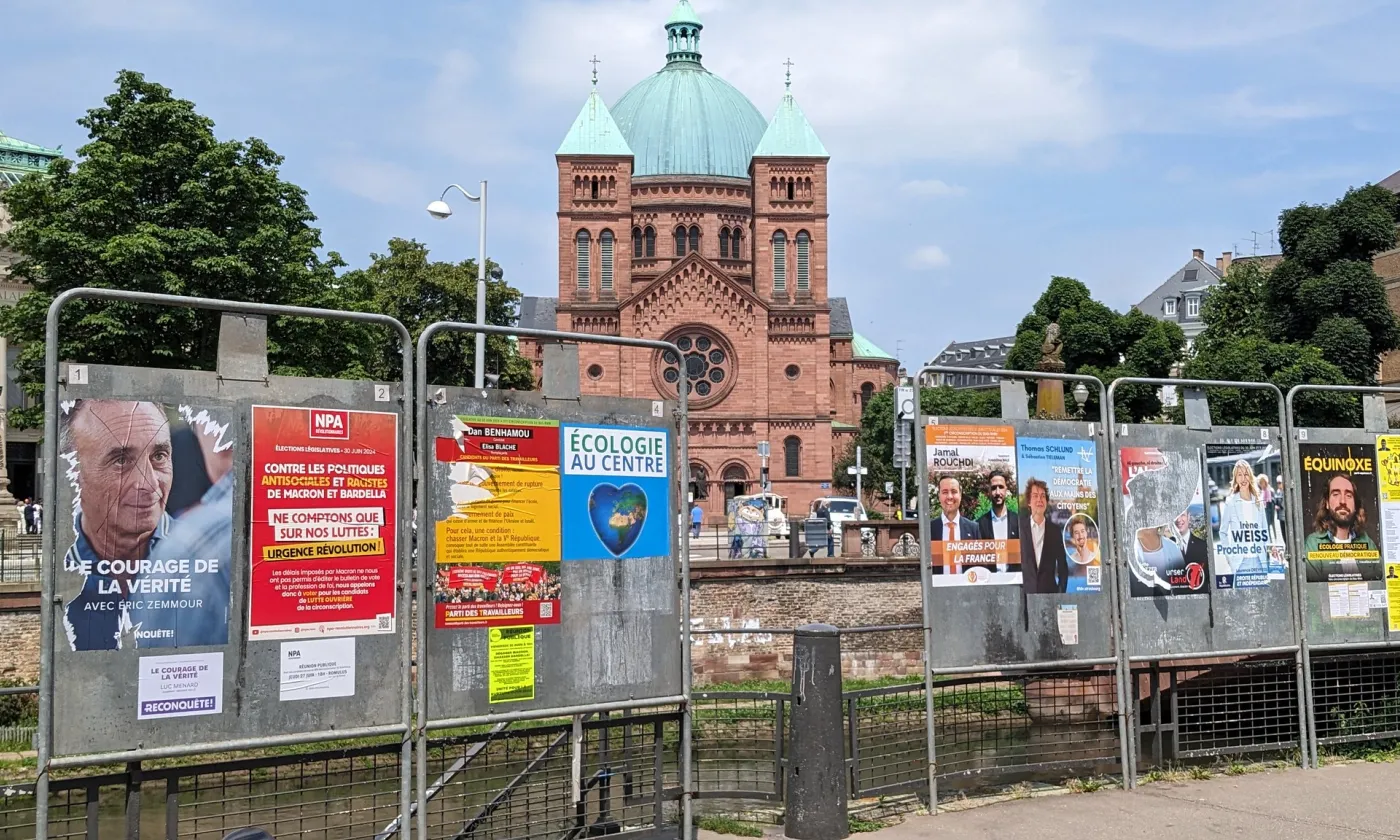 Des affiches électorales devant l'église catholique de Saint-Pierre-Le-Jeune à Strasbourg ©Flickr / Rue89 Strasbourg