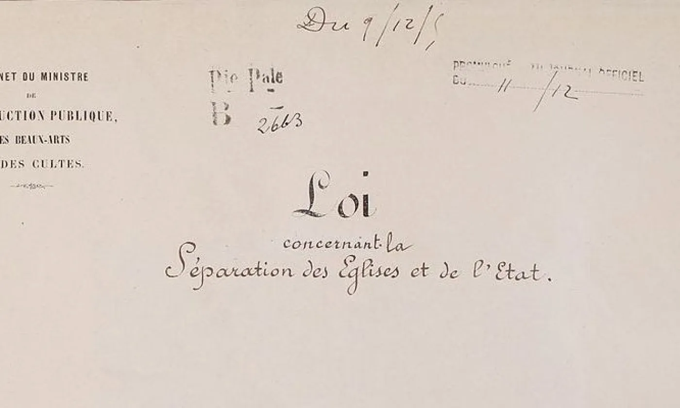 Difficile aménagement de la loi de 1905 en France ©Archives nationales, Domaine public, via Wikimedia Commons