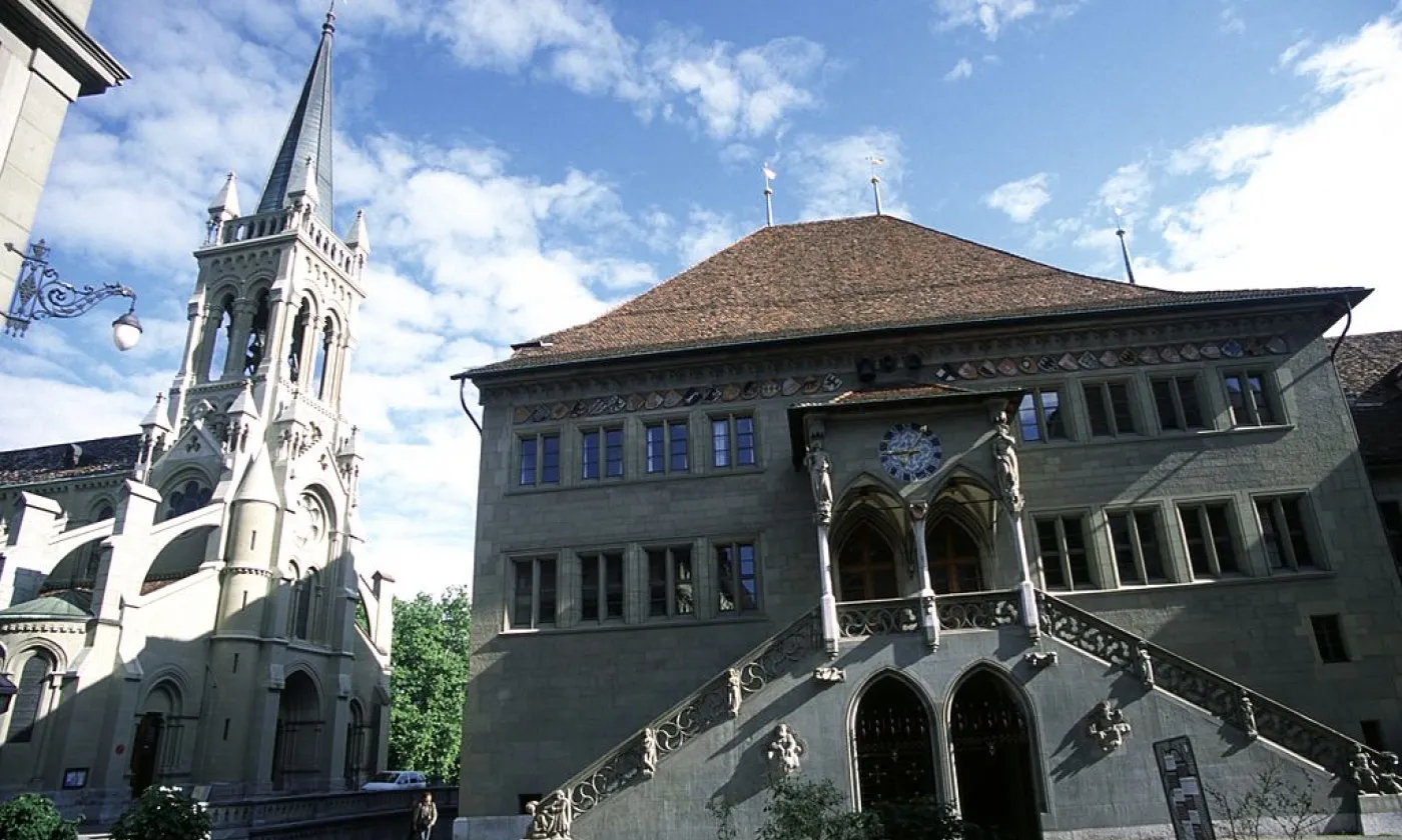 L'Hôtel de Ville de Berne et l'Eglise Saint-Pierre-et-Paul ©Peter Alder, CC BY-SA 3.0 Wikimedia Commons