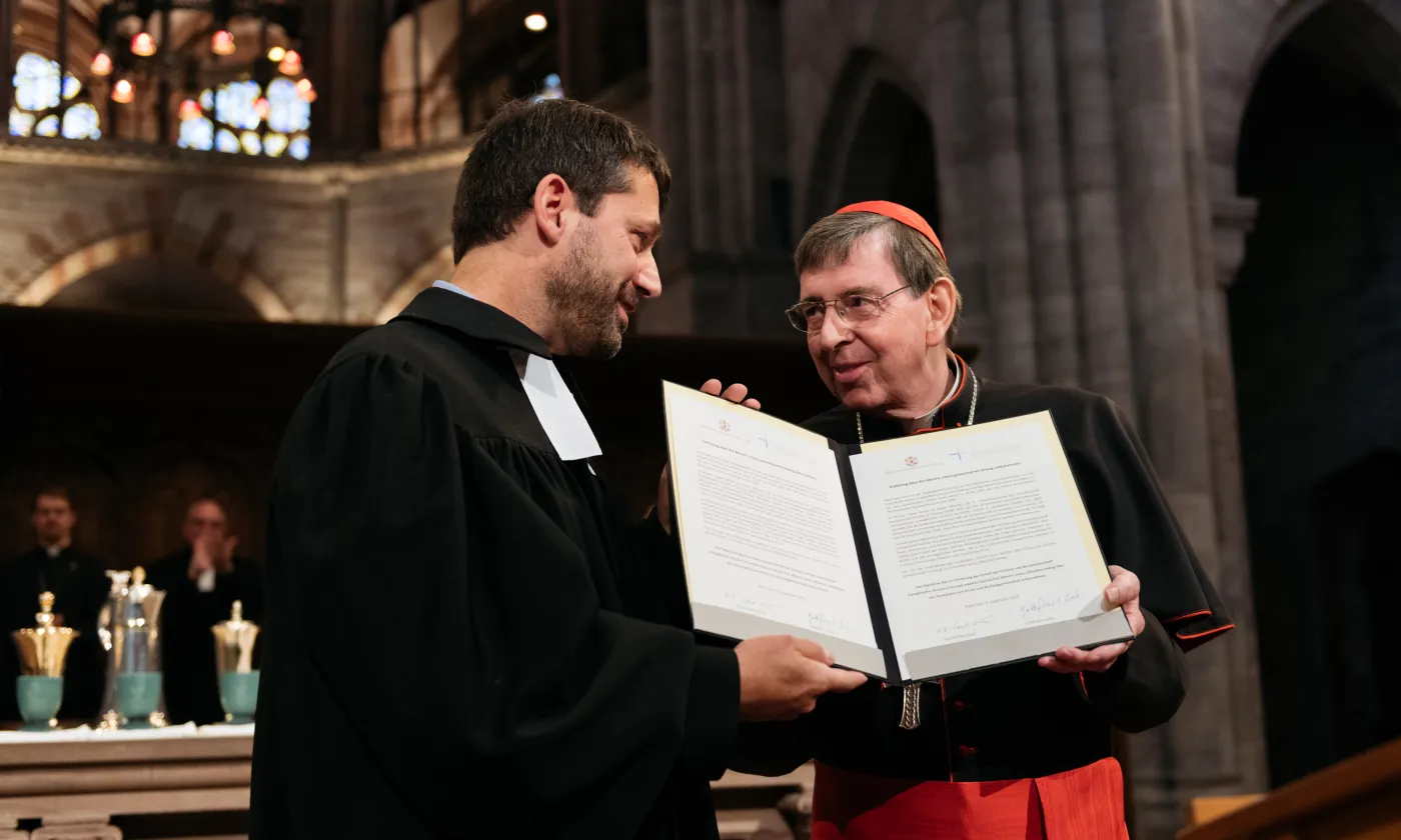 Le pasteur Gottfried Locher, à gaucher, et le cardinal Kurt Koch présentent la déclaration qu’ils ont tous les deux signée. ©CEPE
