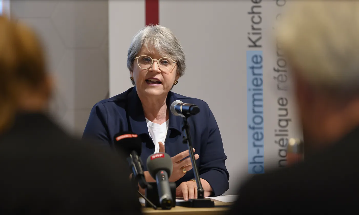 Rita Famos, le 4 août 2021, lors de la conférence donnée sur le rapport de la commission d'enquête sur les accusations d'abus à l'endroit de son prédécesseur, Gottfried Locher. Keystone