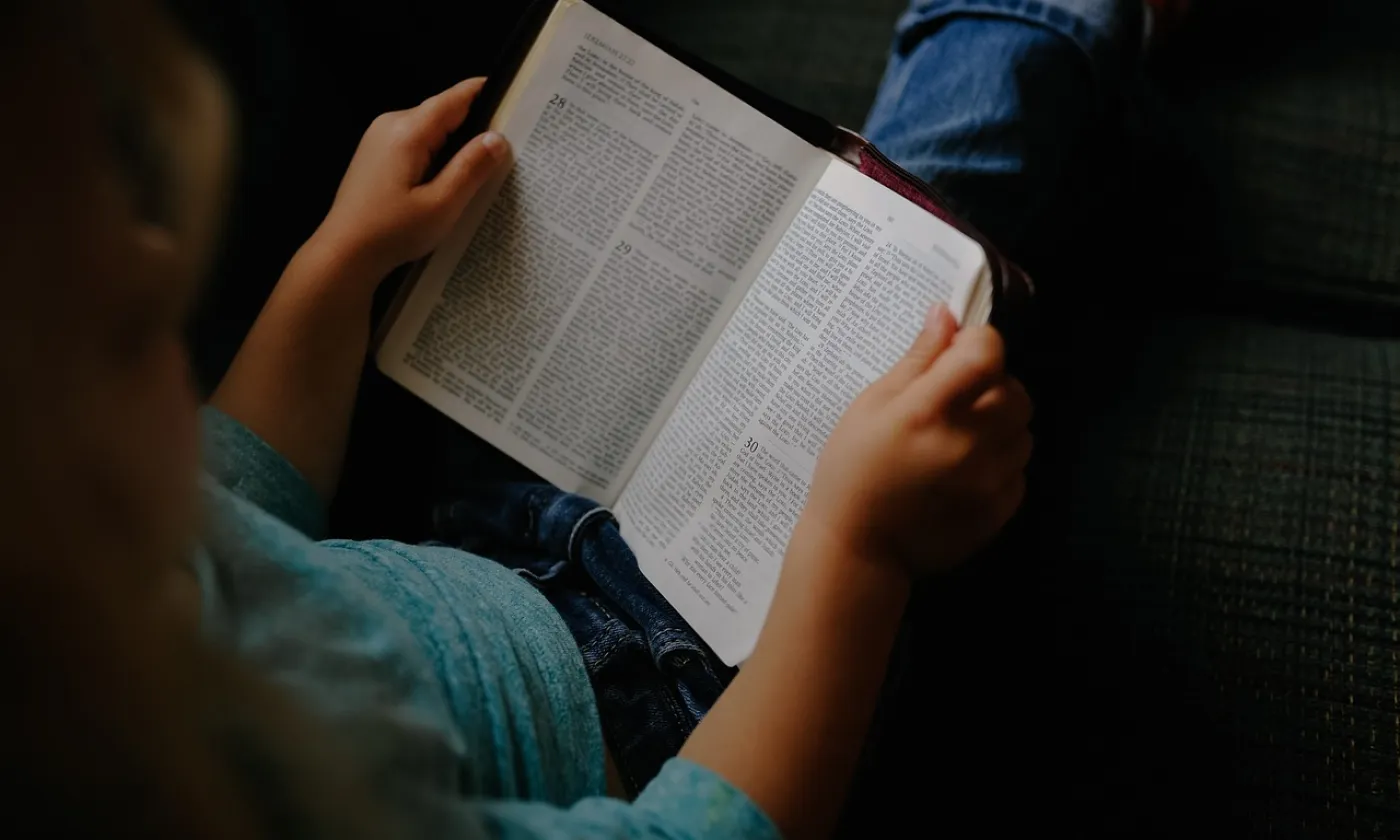 Enfant avec Bible @Pixabay