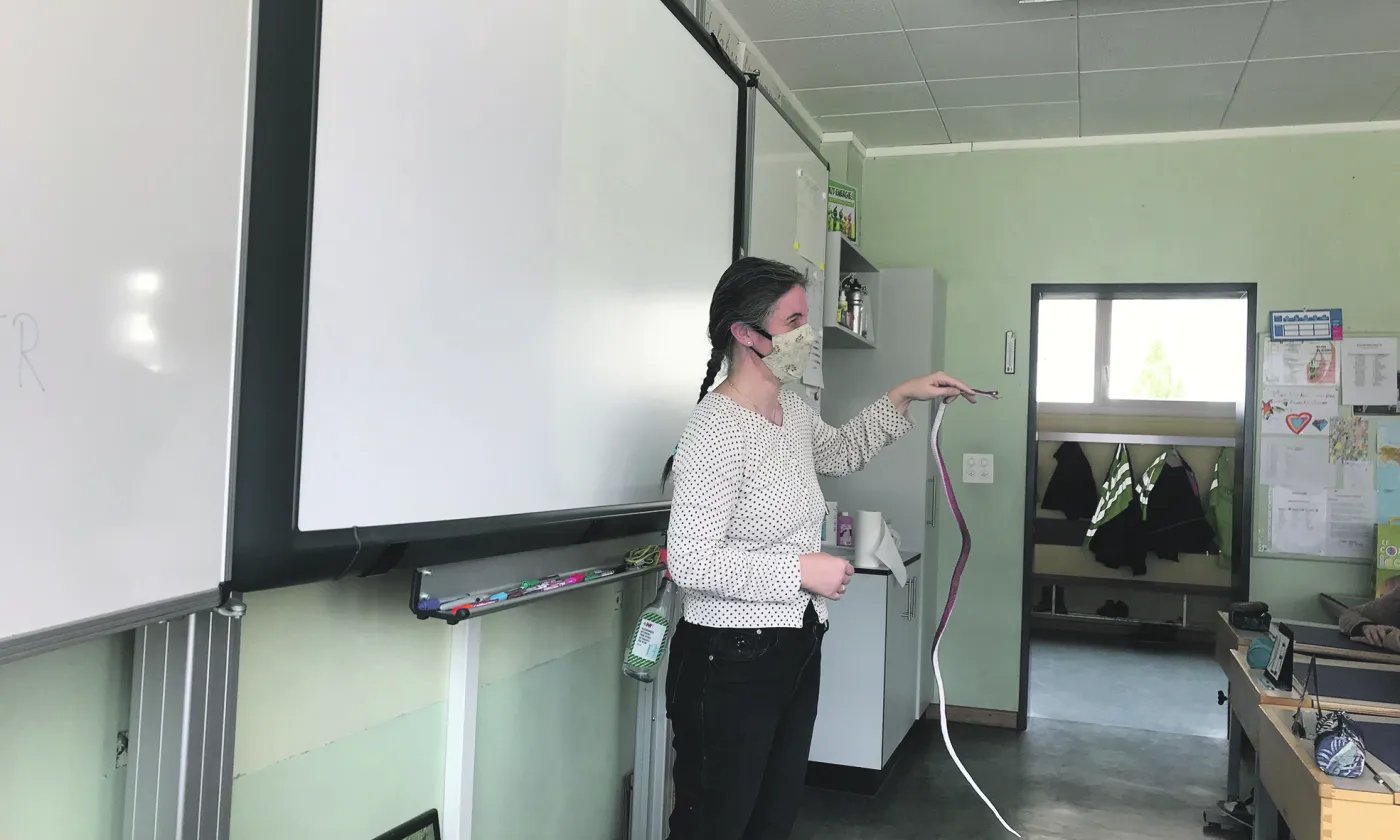 Chaque personne intervenant en ECR, comme Gwendoline Noël-Reguin, ici en train de raconter l’histoire de Théodule, suit une formation pédagogique de base de trois ans et une formation théologique assurée par son Eglise. ©Camille Andres