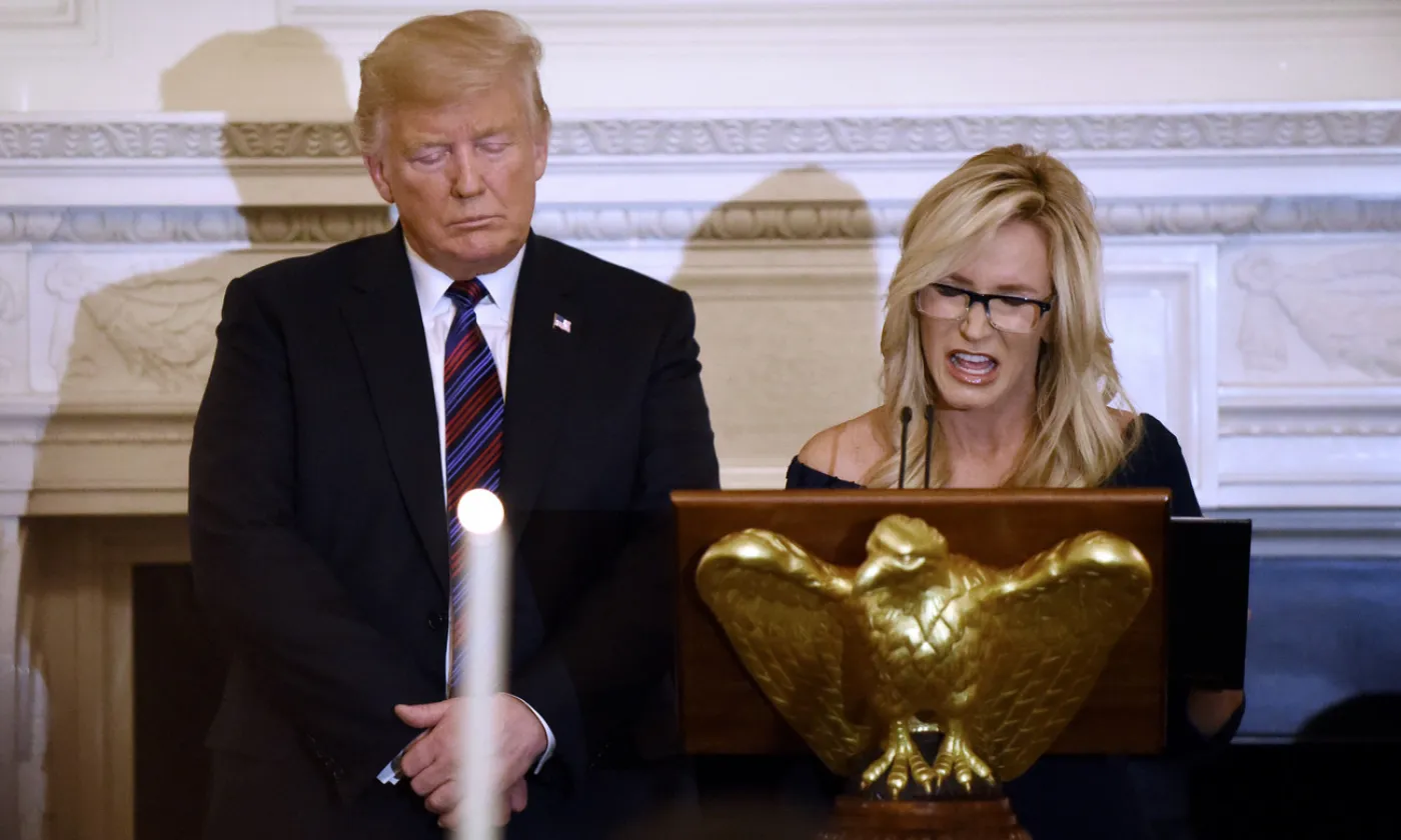 Le 27 août 2018, Donald Trump prie sous la conduite de la pasteure Paula White qui faisait partie des invités aux repas avec les leaders évangéliques à la Maison-Blanche ©KEYSTONE/NEWSCOM/OLIVIER DOULIERY