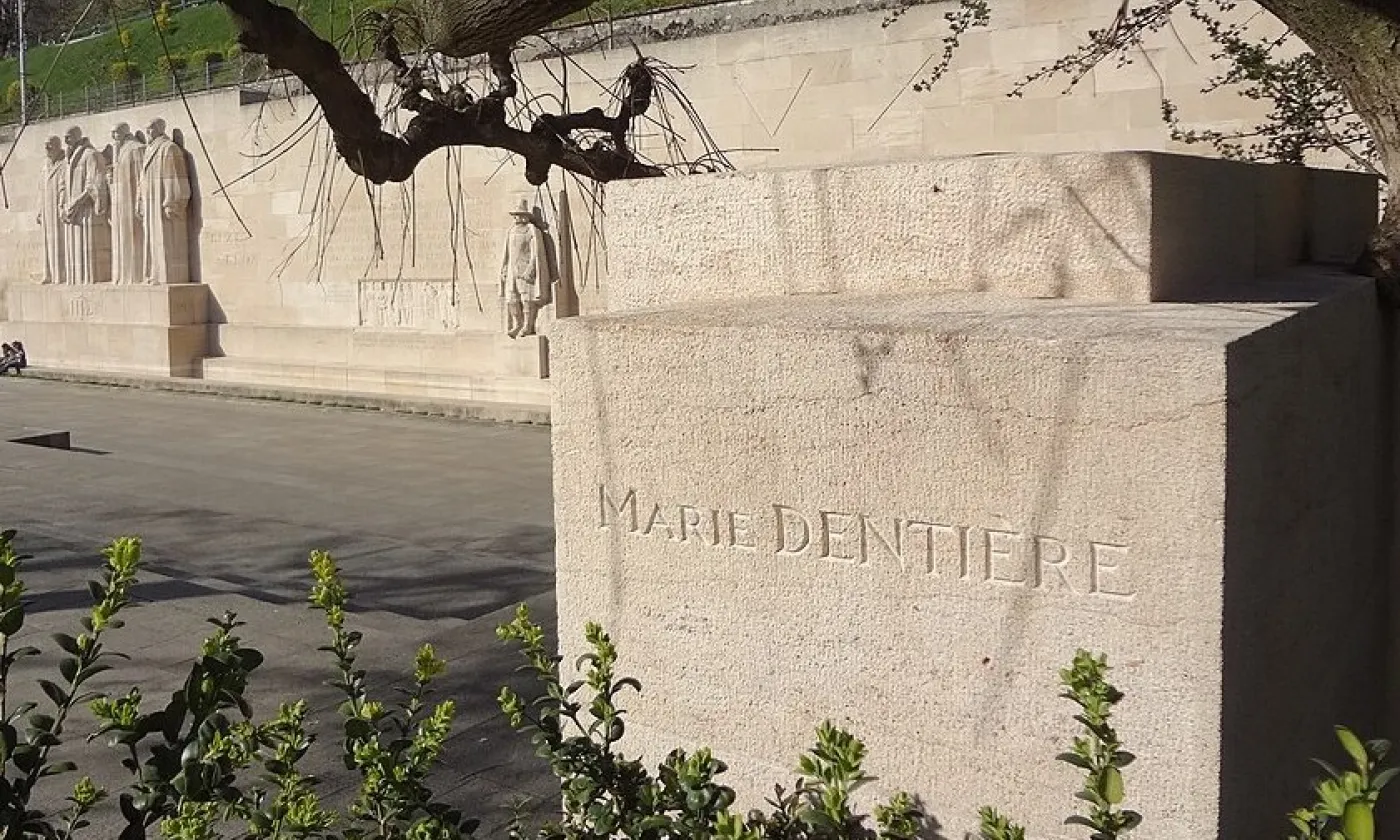 Le nom de Marie Dentière, gravé sur une stèle devant le Mur des Réformateurs à Genève ©MHM55, CC BY-SA 4.0 Wikimedia Commons
