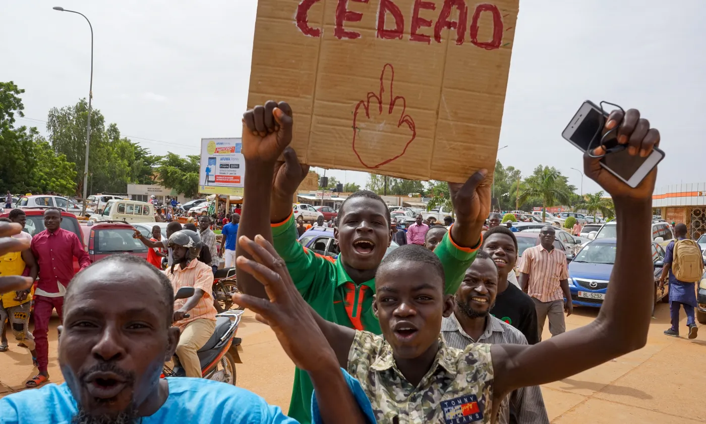 Des milliers de partisans de la junte se sont rassemblés, le 6 août 2023, dans un stade pour manifester leur soutien au coup d'État militaire. Keystone