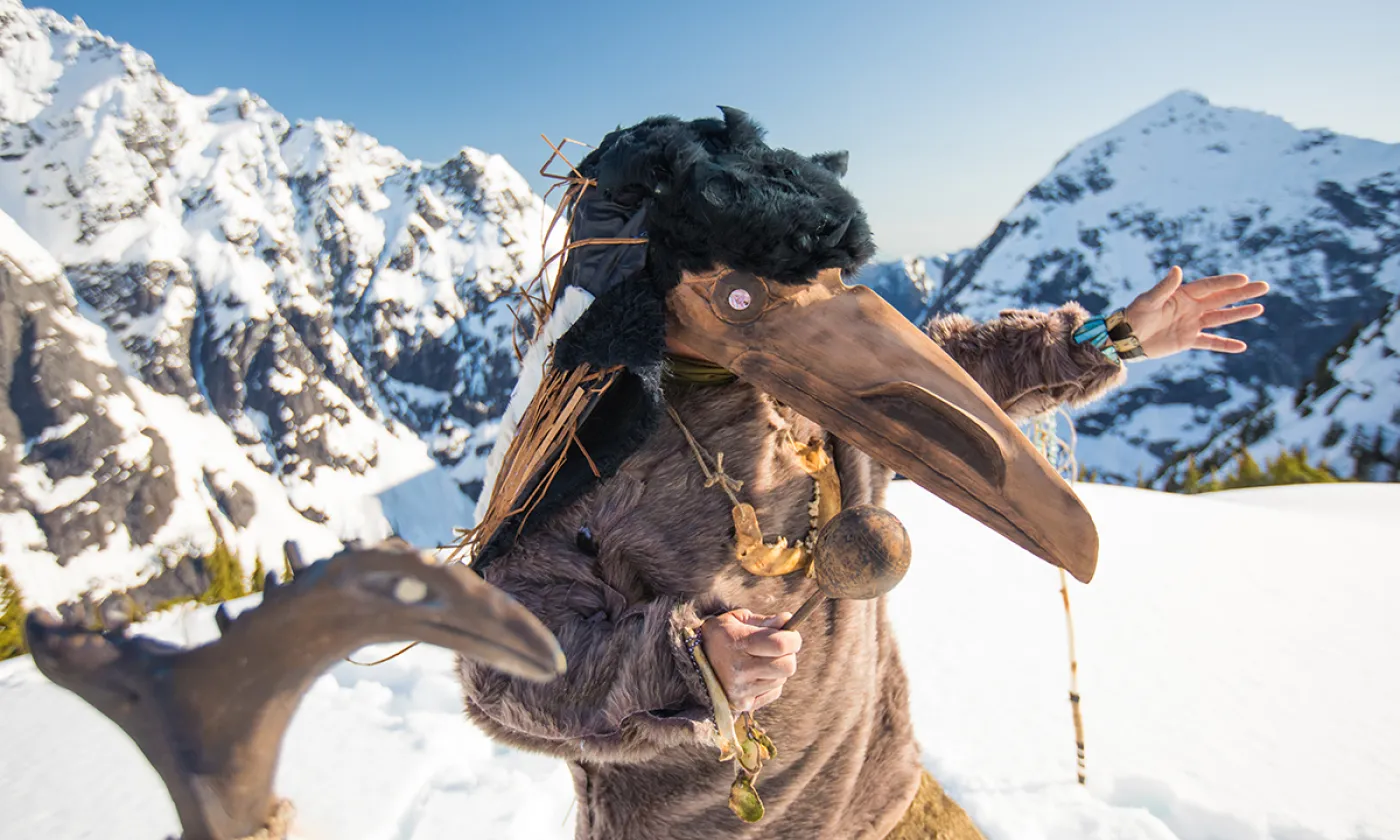 Un chaman de la nation Seabird Island (Canada) durant une cérémonie du corbeau avec le masque rituel. © C. Kimmer/Alpine Edge Photography