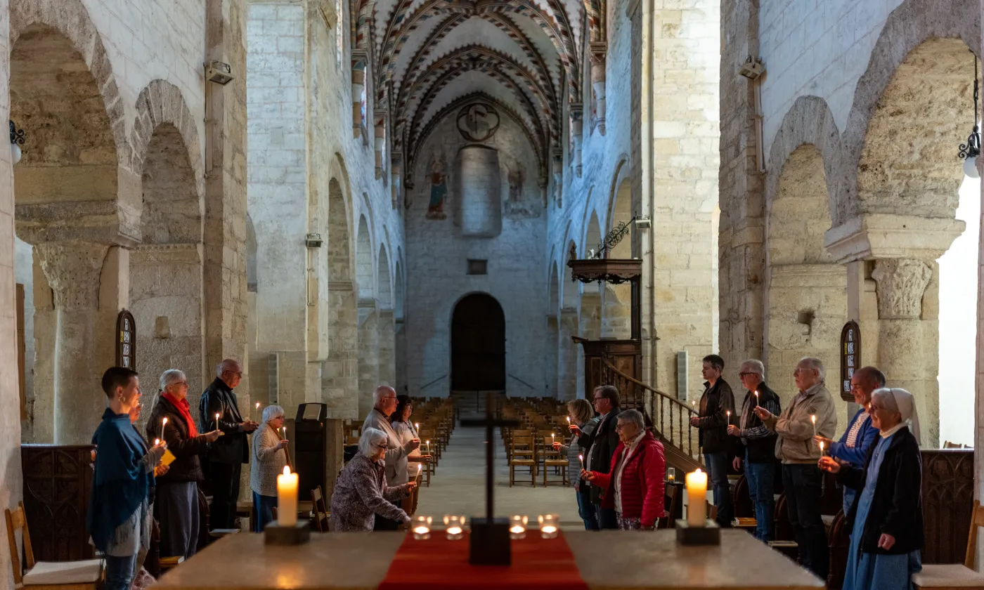 De nos jours, les ofces de la FPO se tiennent trois fois par jour du mardi au samedi dans le chœur de l’abbatiale et on y invite toujours les visiteurs de passage. © M. Gaudard