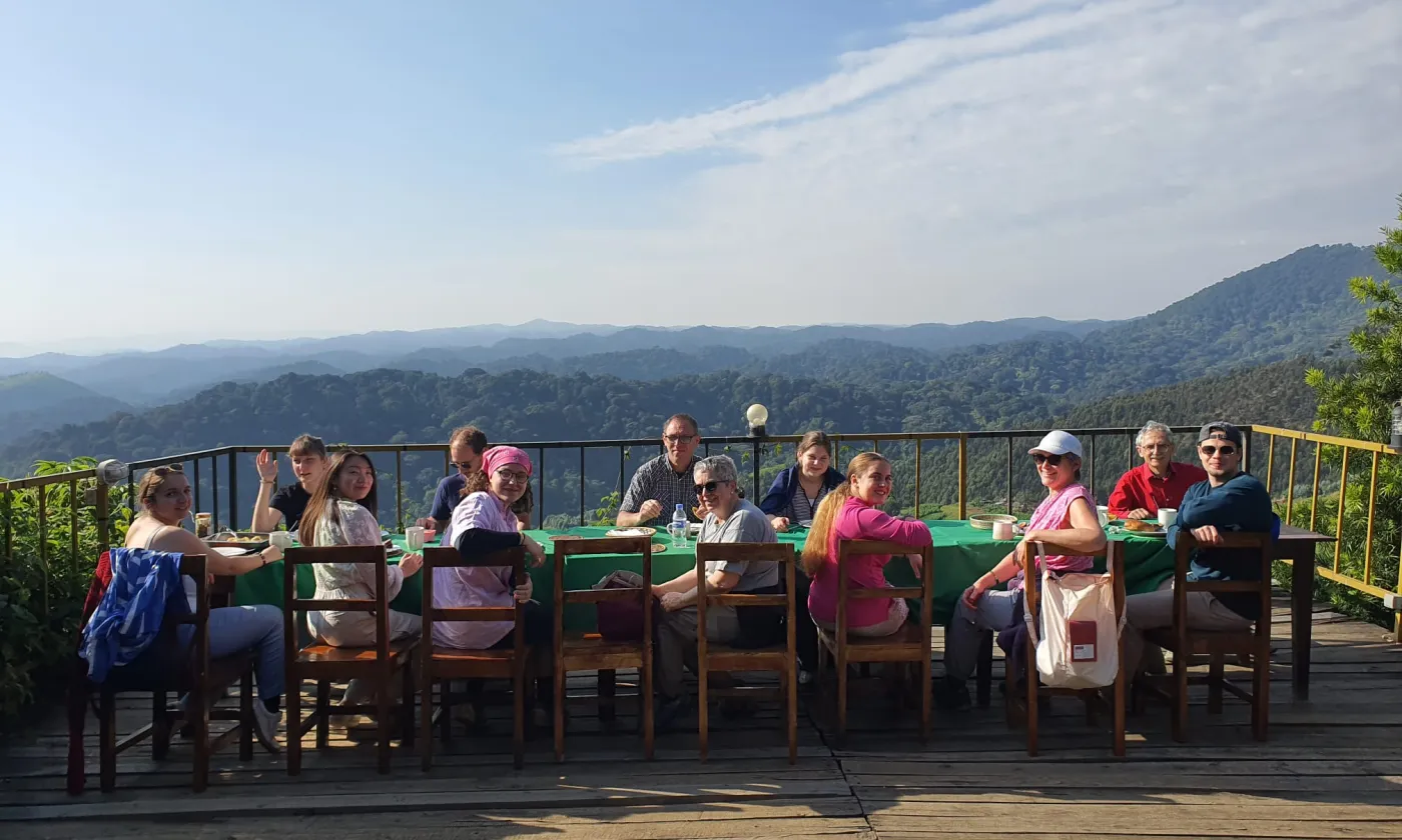 Un petit-déjeuner idyllique devant le paysage de Nyungwe. © Cécile Jan