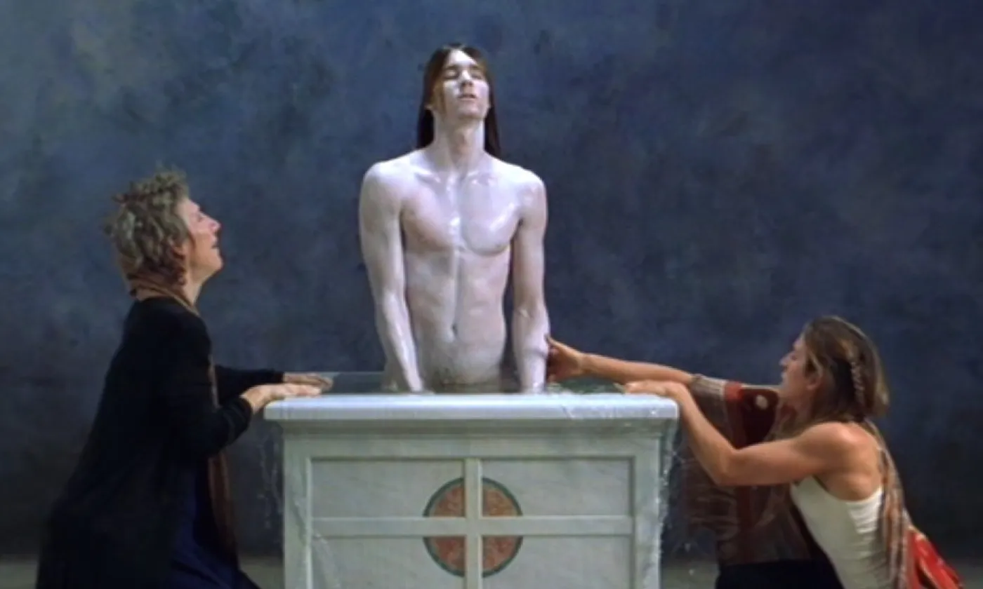 Christ nu: le corps en scène (Study for Emergence, Bill Viola Color video on freestanding LCD flat panel, 2002) © Foto Kira Perov / © Bill Viola Studio / ©MAHF