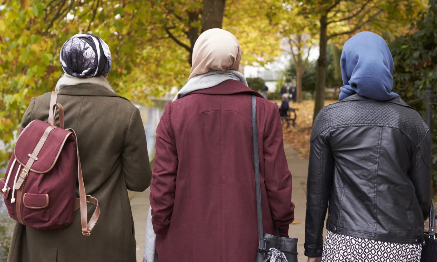Femmes voilées de dos IStock