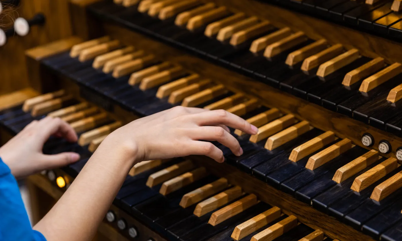 L'organiste: un instrumentiste de talent qui doit jouer de plusieurs claviers en même temps. ©iStock