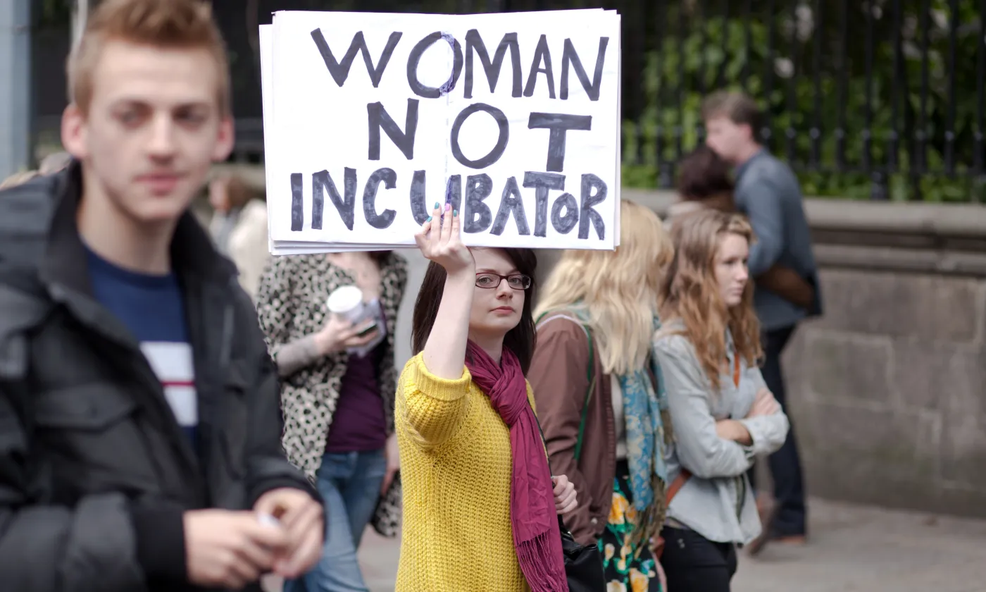 Heune femme portant une pancarte lors d'une manifestation en faveur de la légalisation de l'avortement (Irlande 2012) © Istock / Sebastian Kaczorowski Heune femme portant une pancarte lors d'une manifestation en faveur de la légalisation de l'avortement (Irlande 2012) © Istock / Sebastian Kaczorowski