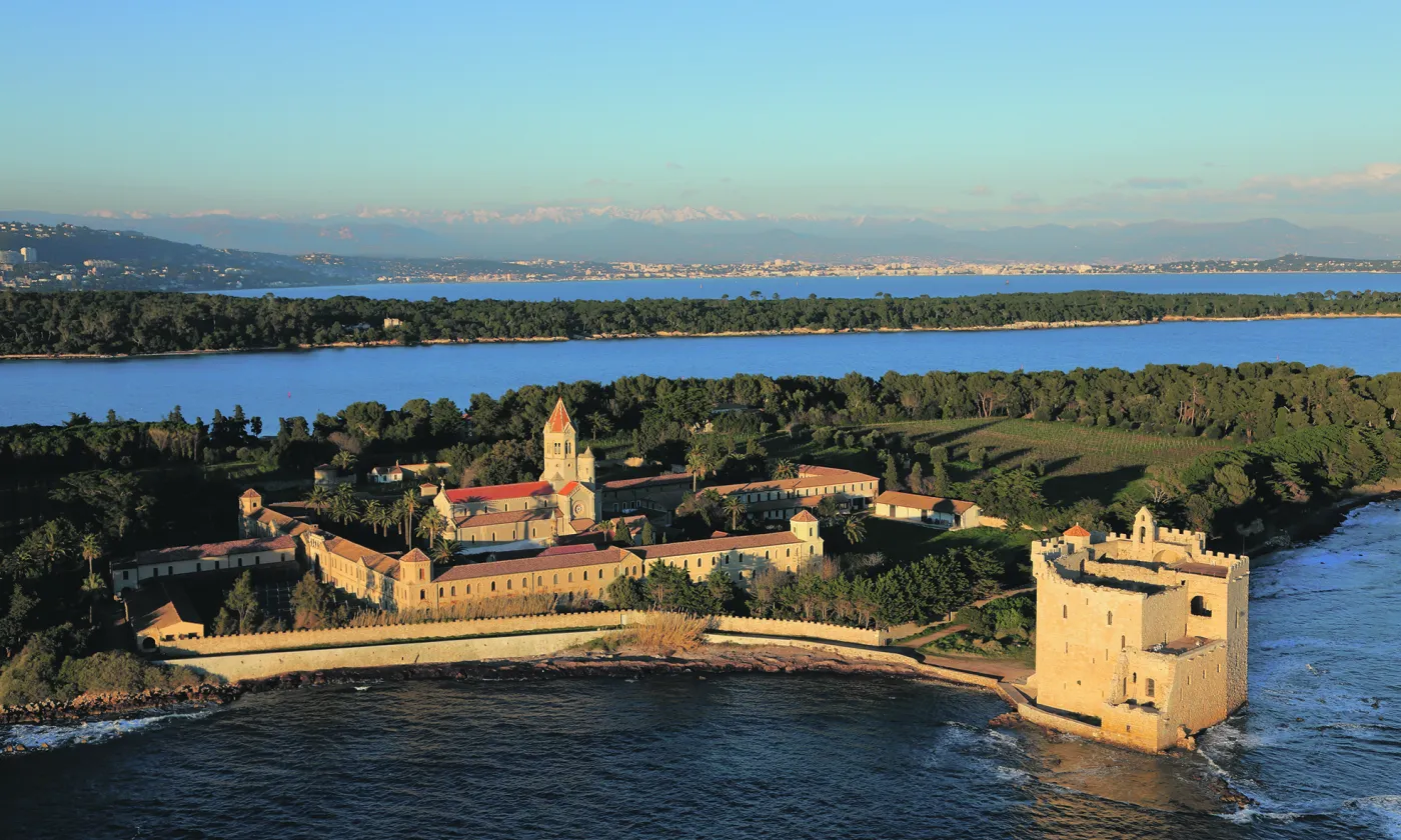 Plus ancien monastère insulaire d’Europe, avec seize siècles de vie monastique, Lérins et son cadre unique réunit un public très divers. ©DR