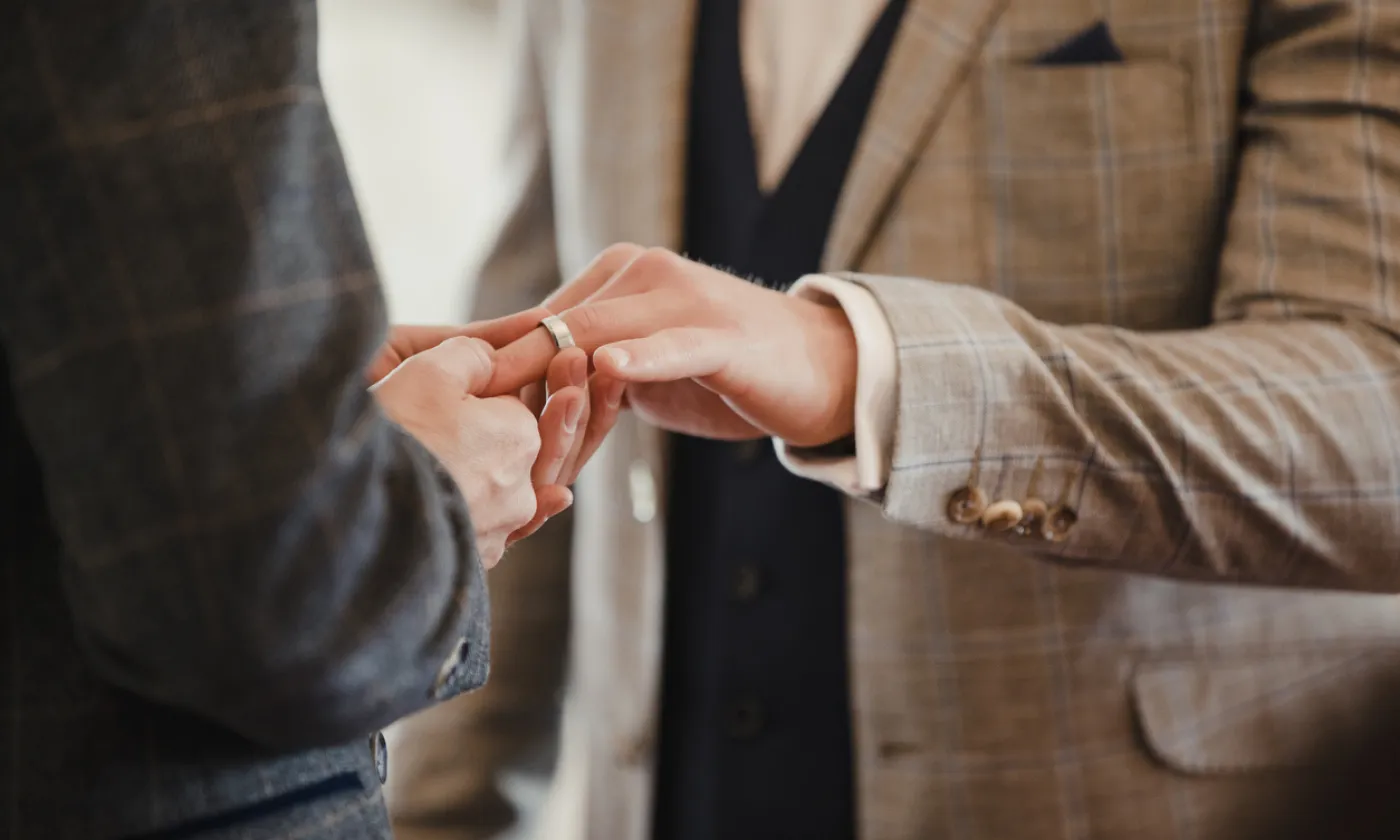 La bénédiction de mariage pour couple de même sexe soutenue par les Églises réformées Berne-Jura-Soleure. © iStok/ DGLimages La bénédiction de mariage pour couple de même sexe soutenue par les Églises réformées Berne-Jura-Soleure. © iStok/ DGLimages