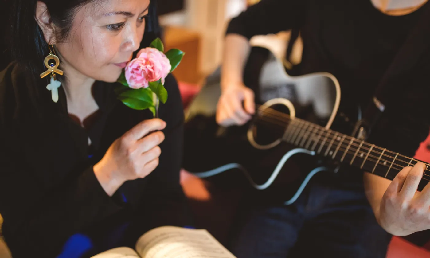 En cas de cérémonie laïque, la question de savoir si l’utilisation de musique lors d’un service funèbre est une diffusion publique se pose. ©iStock/Kosamtu