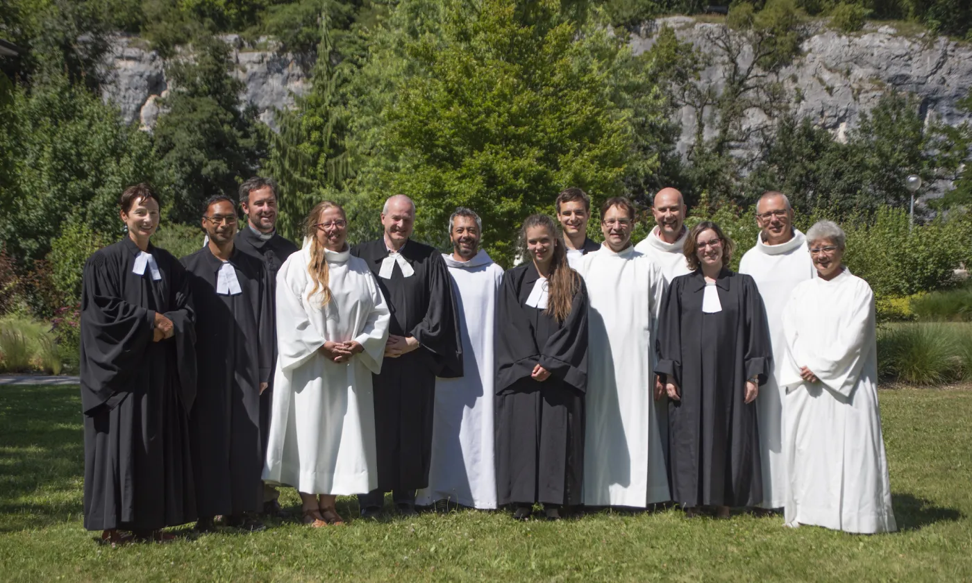 Les onze nouveaux ministres de l’EERV entourés des officiants du culte de consécration. ©EERV/Gérard Jaton