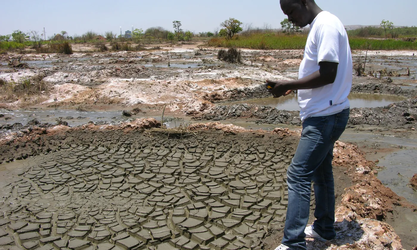 Un activiste relève les taux de polluants dans la rivière Luilu en aval d’une mine Glencore en République démocratique du Congo. Les résultats ont révélé la présence d’acide sulfurique, de métaux lourds comme le cobalt, le manganèse et le cuivre. Octobre 2017 ©Pain pour le prochain