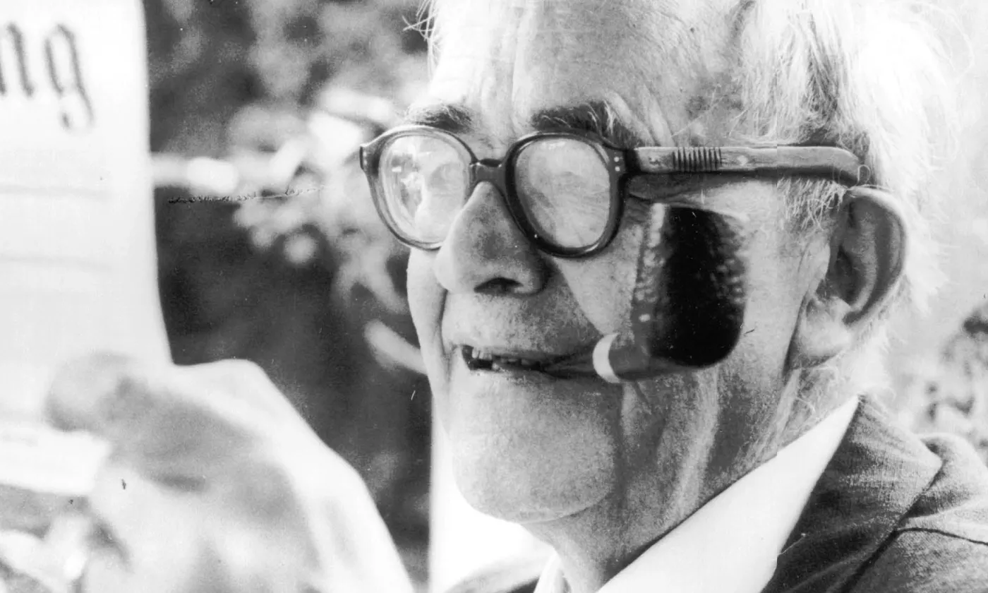 Karl Barth était passionné par l'actualité jusqu'à la fin de sa vie. Ici en train de lire le journal national du 6 juillet 1961. © Archives Karl Barth